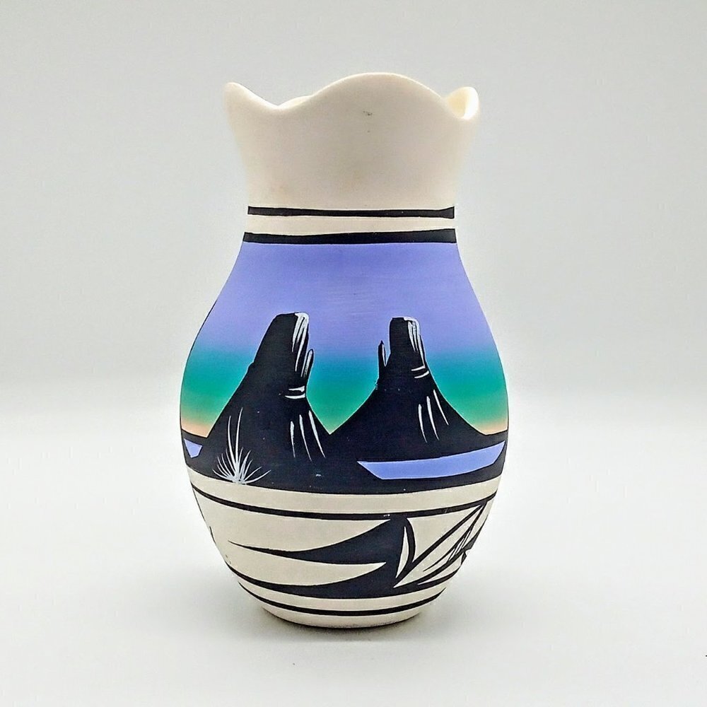 Native American Cedar Mesa Pottery Fluted Rim Vase SIGNED